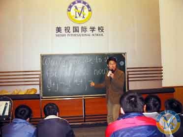 新東方的老師為我校高中學(xué)生進(jìn)行英語(yǔ)講座