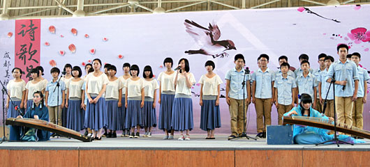  4001百老匯學(xué)校中學(xué)部舉行詩(shī)歌唱誦會(huì) 