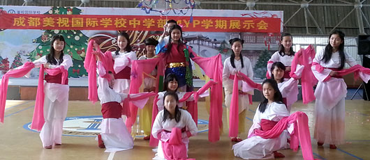 中學部MYP學期展示會在體育館內舉行