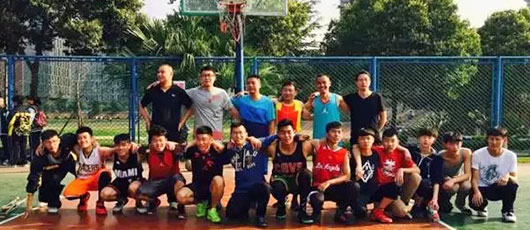 【親子活動】親子“爭鋒”獲益多--高一四班“親子”籃球賽
