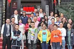  【活動在線】初一三班親子活動紀實--蒲江官帽山莊采櫻桃活動 