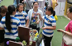 孩子們小學畢業了,他們的學習成果展堪比藝術現場