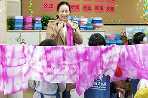 靈動(dòng)扎染多彩校園 自貢扎染4001百老匯學(xué)校DIY活動(dòng)歡樂舉辦
