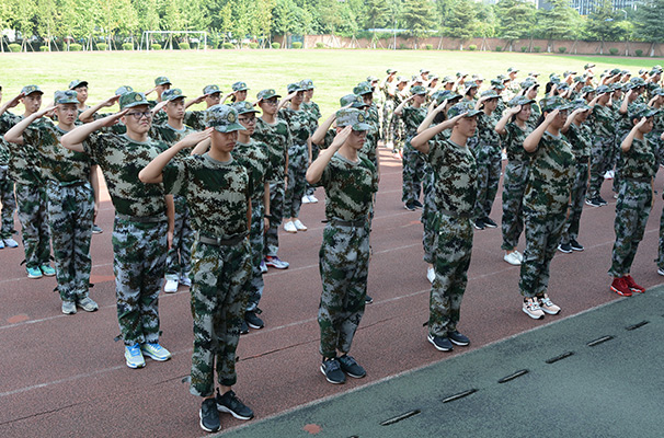 軍訓結業典禮：大片來襲，整齊劃一，為你們強勢比心！