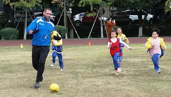小學部實踐課程:西班牙教練來啦！足球課，更快樂！