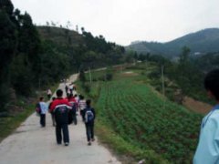 我校師生到金堂鹽井學校開展“手拉手”活動