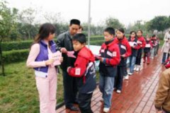 我校組織師生為金堂鹽井學(xué)校捐贈(zèng)