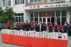 我校師生向學校圖書館捐贈圖書