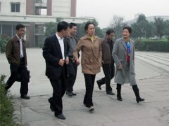 成都市委、市政府副秘書長李寧到我校視察工作