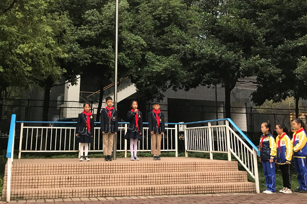 《感恩，與愛(ài)同行》——國(guó)旗下的演講