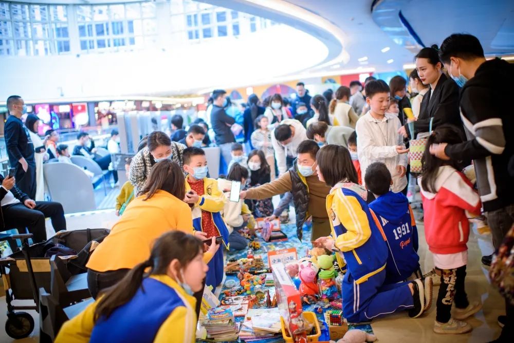 愛,春的贊歌——記“愛成都,迎大運”美視小學部助學義賣活動