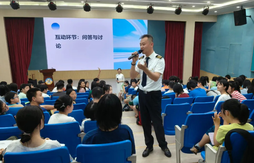 機長空降校園分享精彩人生——融合部“聆聽·成長”職業規劃教育活動第六場