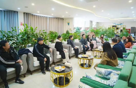 我校執行董事攜中國部管理團隊一行到錦江師一學校參觀交流