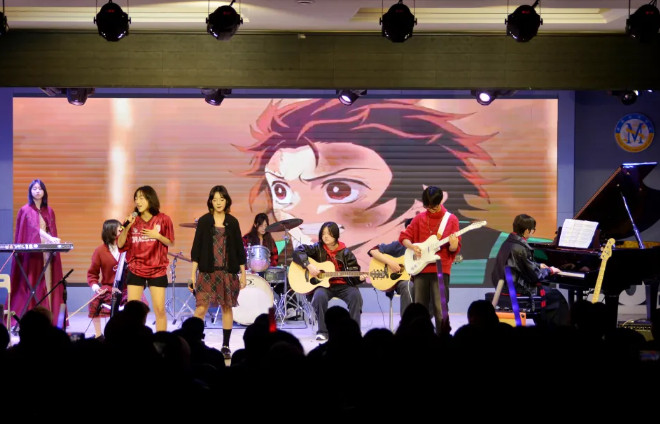 點燃夢想，擁抱未來———融合部·中學舉辦“High 燃新年音樂慶典”