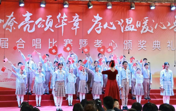 以歌詠志，以孝潤心——這場典禮，唱響了青春，更溫暖了歲月