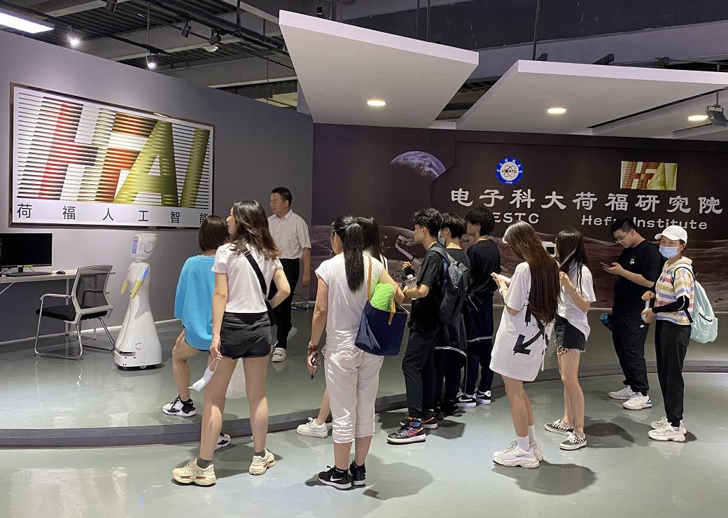 國際英才班學子參觀電子科技大學大數(shù)據(jù)研究中心